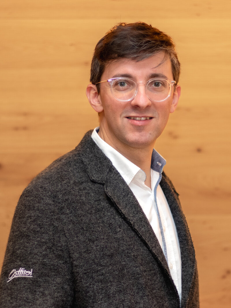 Thomas Huber in grauer Anzugsjacke.