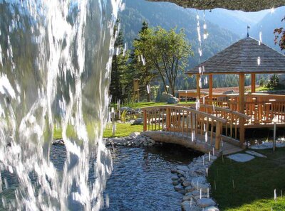 Der Pavillon und der Teich beim Haus des Wassers in St. Jakob i. D.. Das Bild wurde hinter dem kleinen Wasserfall gemacht, da man diesen am Bildrand wie einen Vorhang erkennen kann.