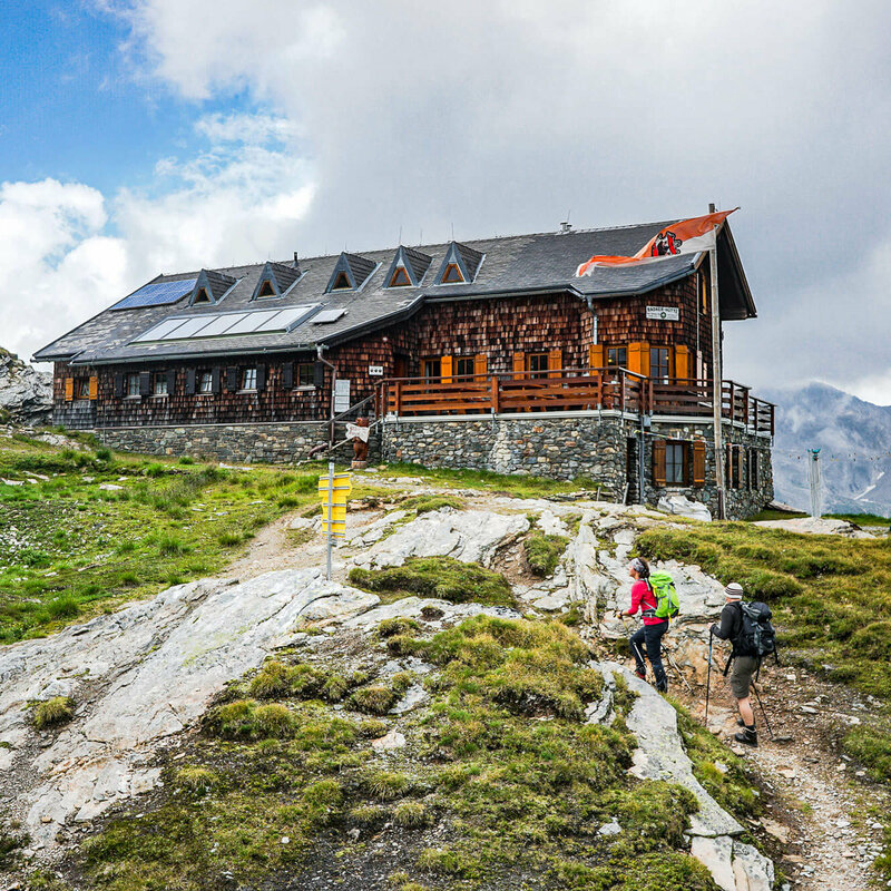 Zwei Personen kurz vor der Badener Hütte am Adlerweg in Osttirol, Etappe 4.