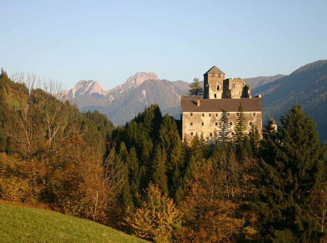 Die Burg Heinfels thront auf ihrer Erhebung an einem herrlichen Sommertag.