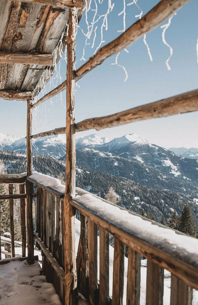 Aussicht von der hölzernen Naturfreundehütte Zettersfeld bei herrlichem Winterwetter.