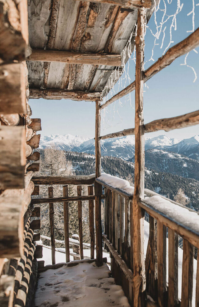 Aussicht von der hölzernen Naturfreundehütte Zettersfeld bei herrlichem Winterwetter.