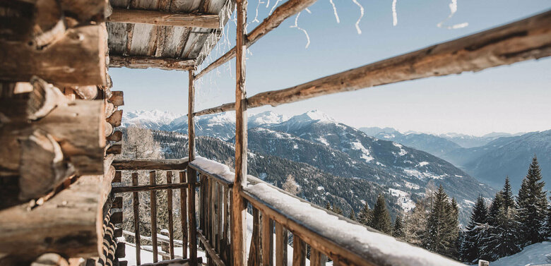 Aussicht von der hölzernen Naturfreundehütte Zettersfeld bei herrlichem Winterwetter.