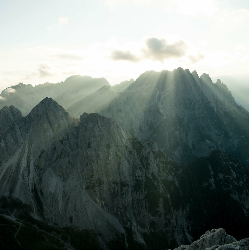 Die Laserzwand, ein Berg in den Lienzer Dolomiten wird von Sonnenstrahlen angeleuchtet.