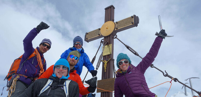 Steve House mit einer Gruppe vor dem Gipfelkreuz am Glocknergipfel