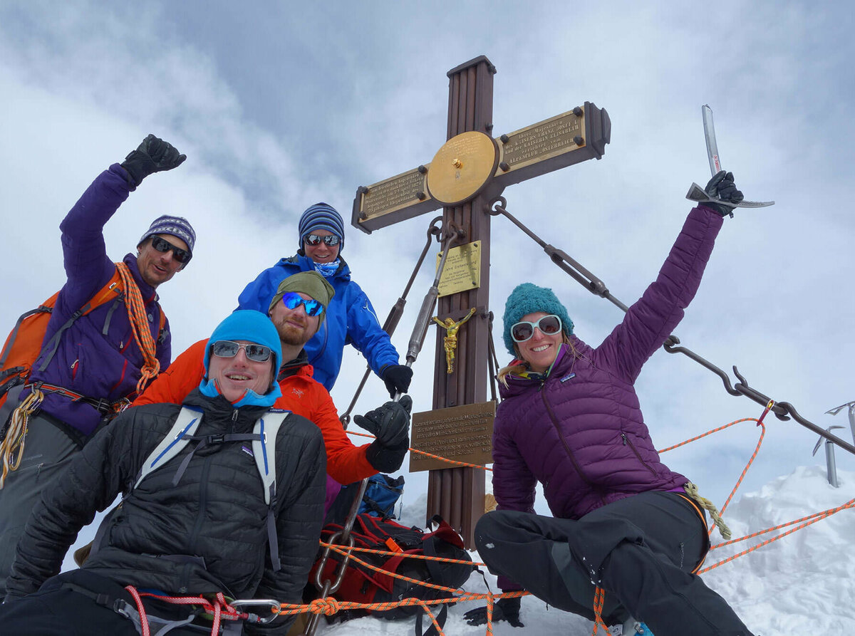 Steve House mit einer Gruppe vor dem Gipfelkreuz am Glocknergipfel