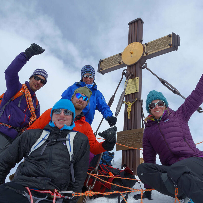 Steve House mit einer Gruppe vor dem Gipfelkreuz am Glocknergipfel