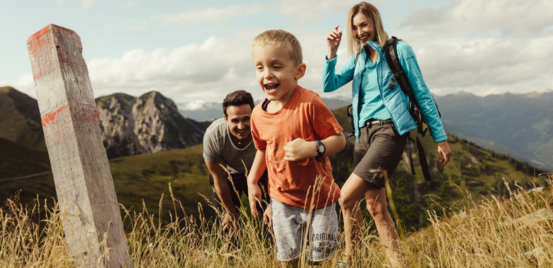 Familie unterwegs auf der Kindermeile Obertilliach.
