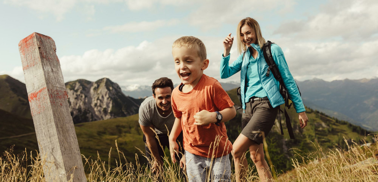 Familie unterwegs auf der Kindermeile Obertilliach.
