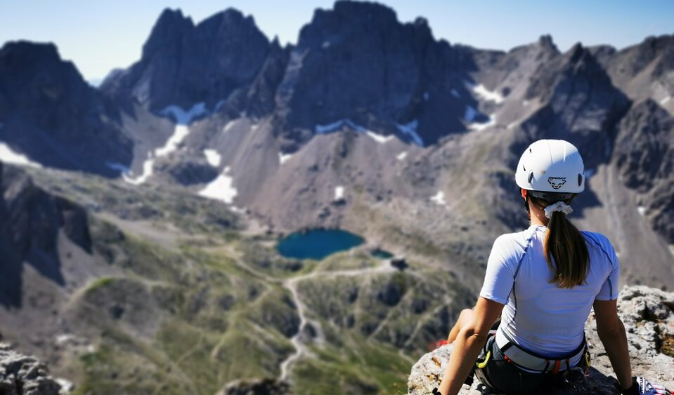 Frau sitzt und genießt den herrlichen Ausblick auf den Laserzsee in den Lienzer Dolomiten