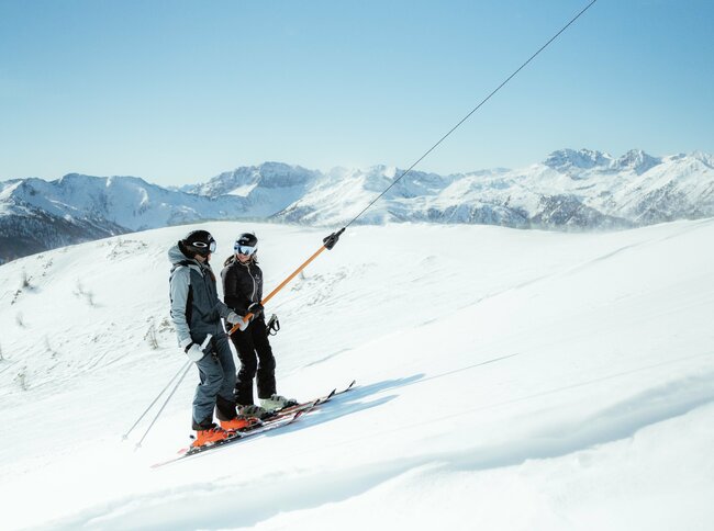 Zwei Personen beim Schleppliftfahren - Golzentipp Obertilliach