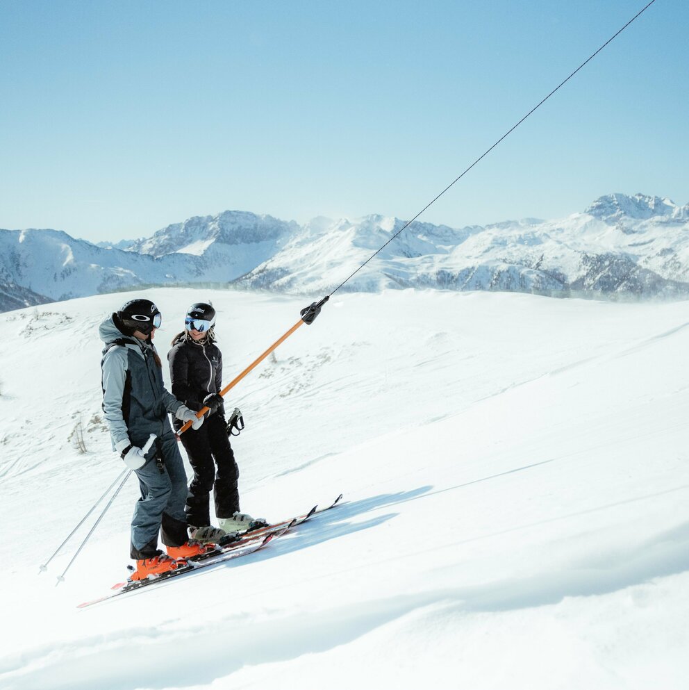 Zwei Personen beim Schleppliftfahren - Golzentipp Obertilliach