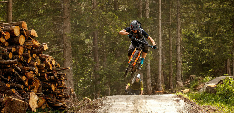 Biker hüpft über eine Bodenwelle. 