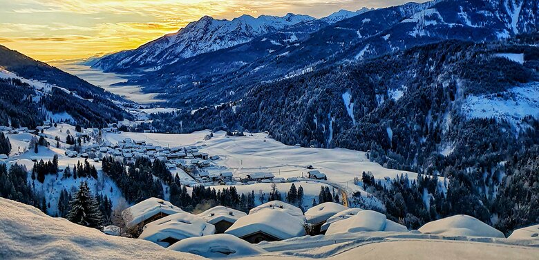 Winterliche Sonnenaufgangsstimmung beim Blick ins verschneite Lesachtal.