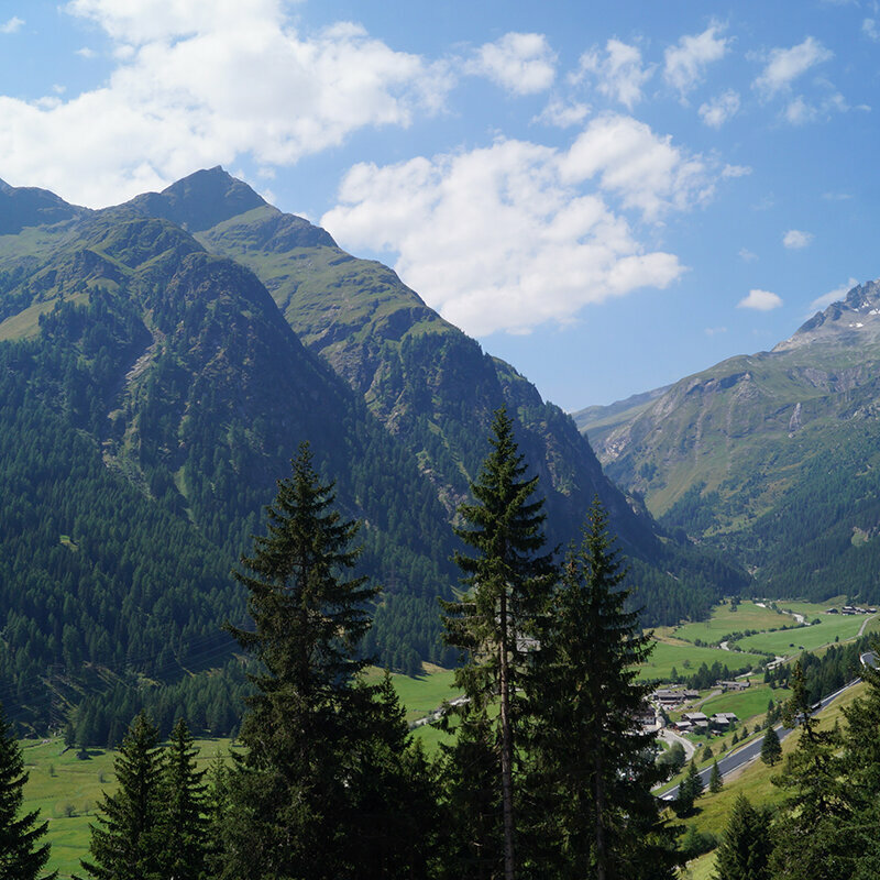 Ausblick auf die umliegenden Berge von der Südseite der Felbertauernstraße.