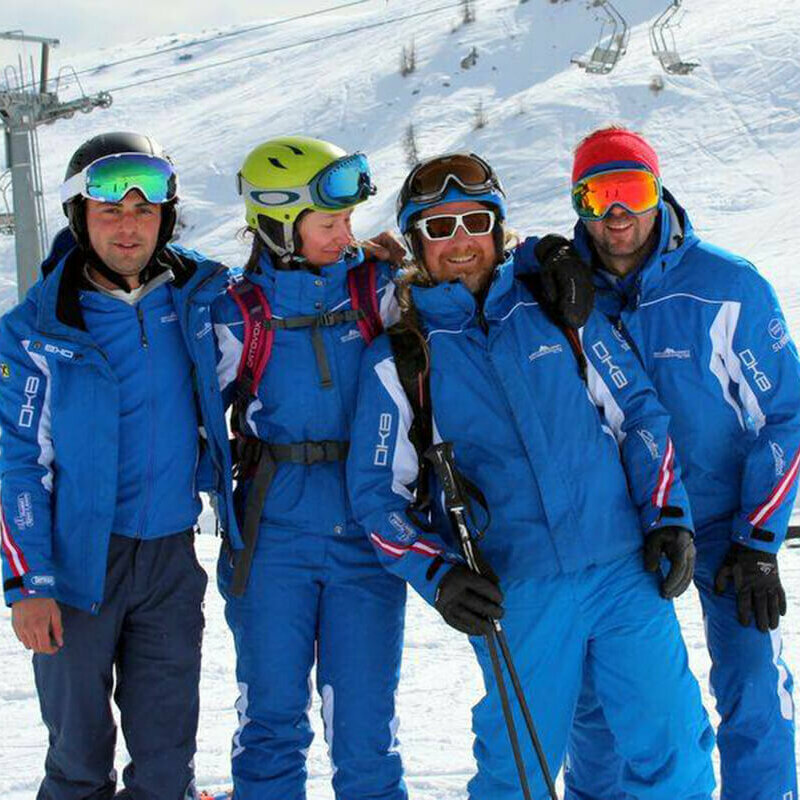 Skilehrer der Skischule White Element in blauen Skianzügen