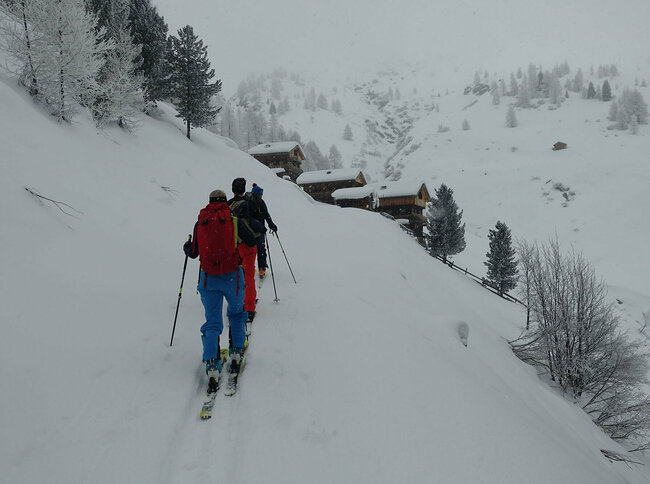 Skitourgeher:innen in Villgraten bei trübem Wetter