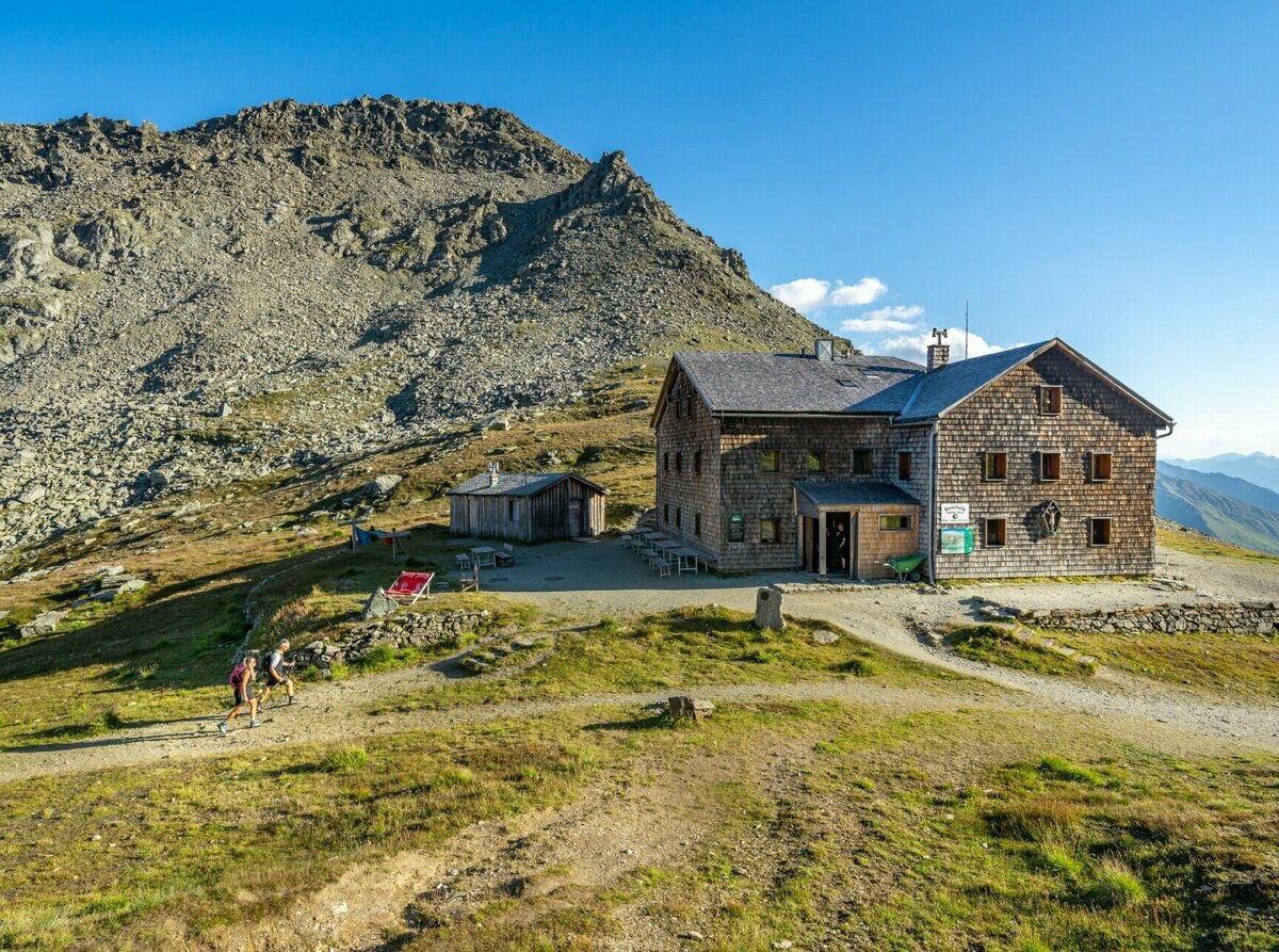 Etappe 4 der Glocknerkrone: Glorer Hütte am Bergpfad in Osttirol bei Kals am Großglockner – beliebte Station beim Weitwandern.