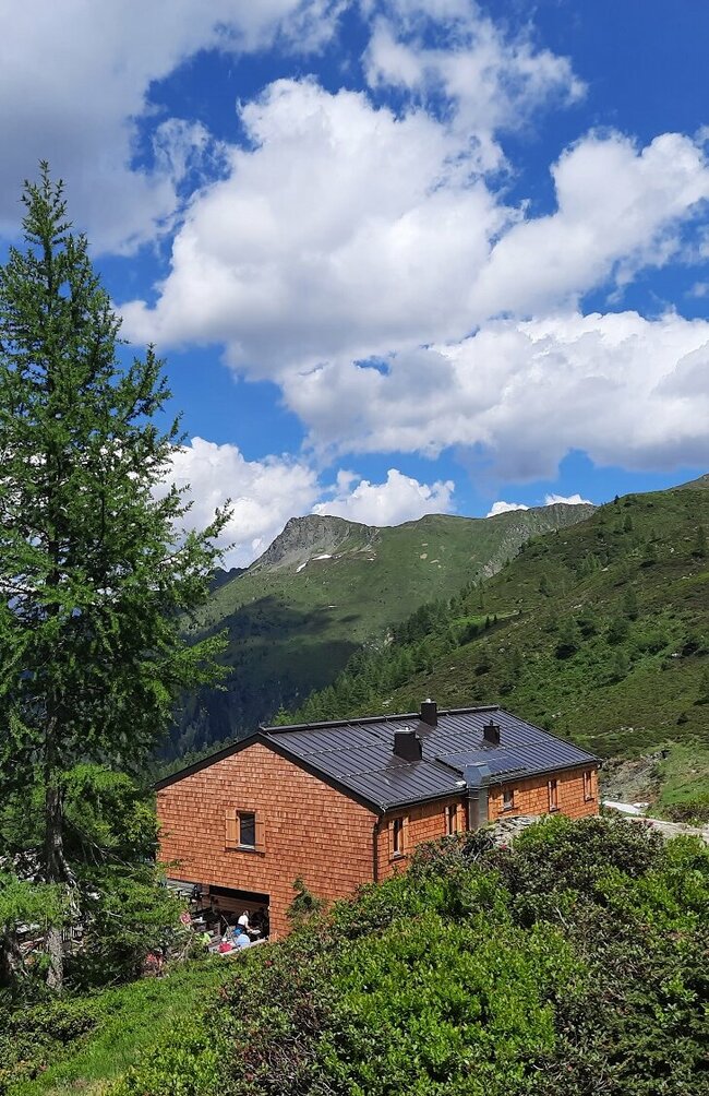 Die Porzehütte - beliebtes Ausflugsziel und wichtiger Stützpunkt am Karnischen Höhenweg
