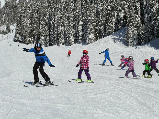 Kinder beim Skifahren im Skikurs mit Skilehrer im Familienskigebiet Golzentipp - Obertilliach