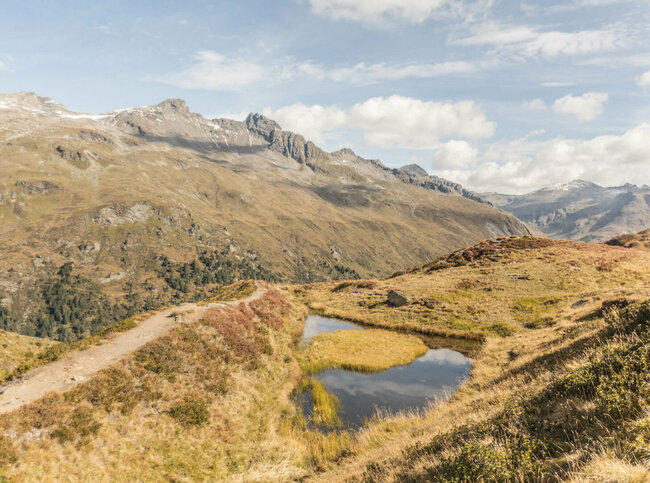 See im Gschlösstal, welcher aussieht wie das Auge Gottes. Daneben führt der Steig eines Wanderweges vorbei.