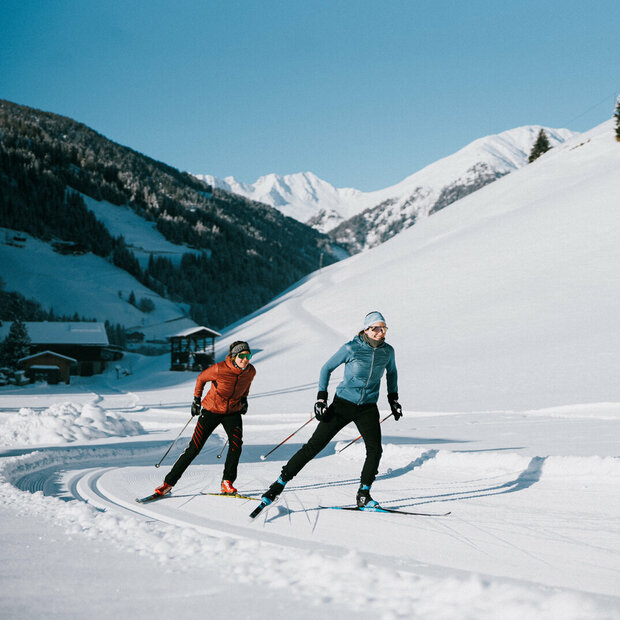 Zwei Langläufer:innen bei perfekten Loipen- und Wetterbedingungen in Innervillgraten.