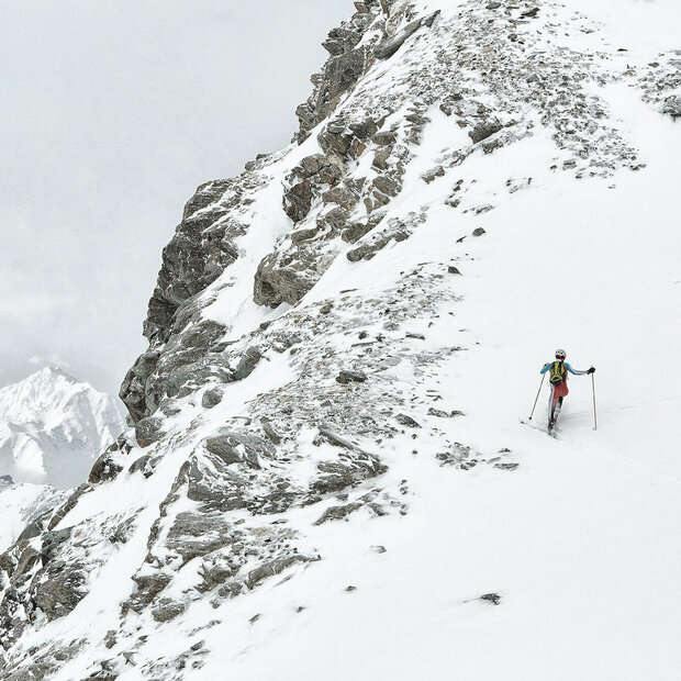 Skitourengeher auf dem Großglockner, steil bergauf
