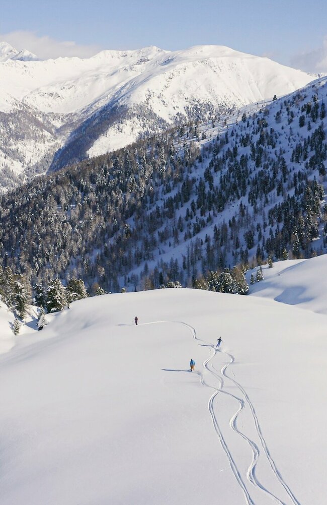 Skitourengeher:innen bei der Abfahrt in Villgraten
