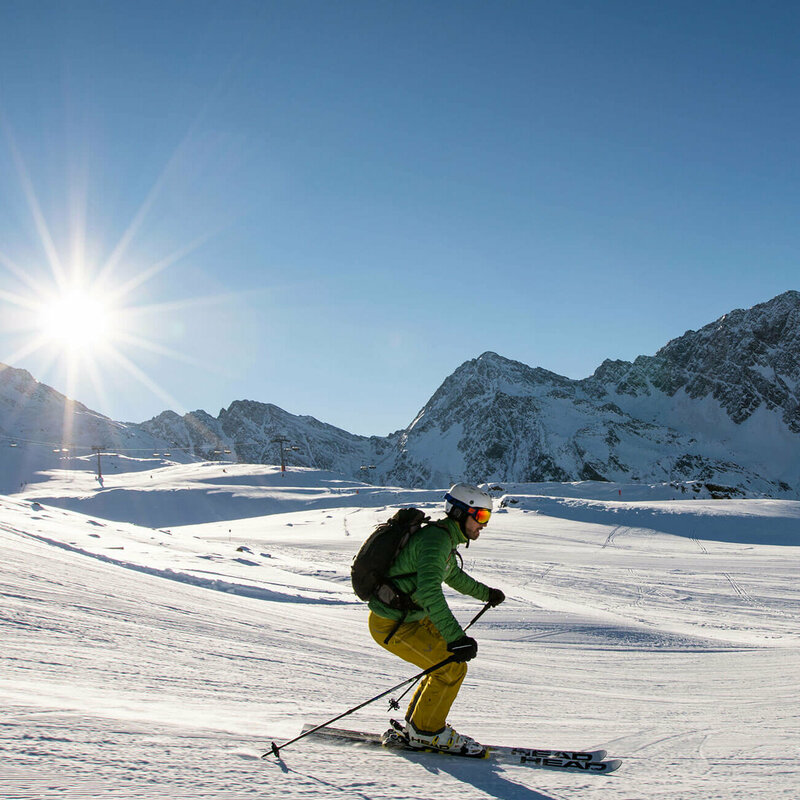 Ein Skifahrer im Skizentrum St. Jakob i. D..