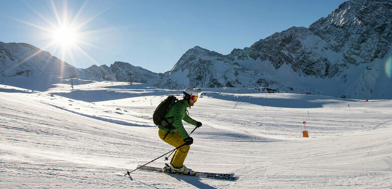 Ein Skifahrer im Skizentrum St. Jakob i. D..