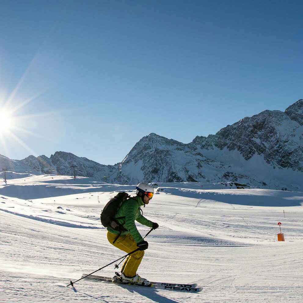 Ein Skifahrer im Skizentrum St. Jakob i. D..