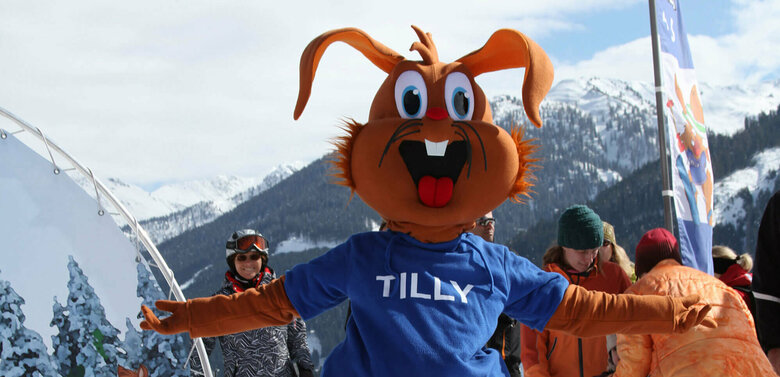 Hasen-Maskottchen "Tilly" im Familienskigebiet Golzentipp Obertilliach