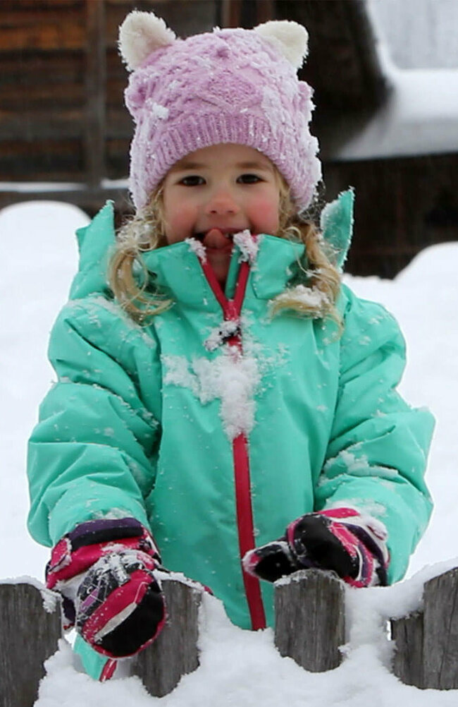 Kind spielt im tiefen Schnee