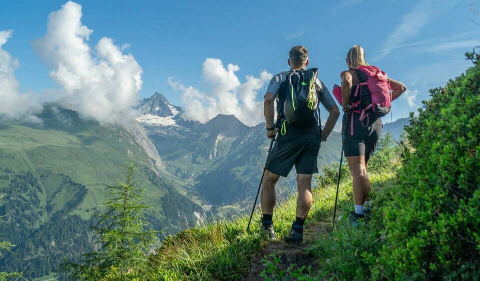 Weitwandern in Osttirol auf Etappe 5 der Glocknerkrone mit Blick auf den Großglockner vom Lesach Riegel.