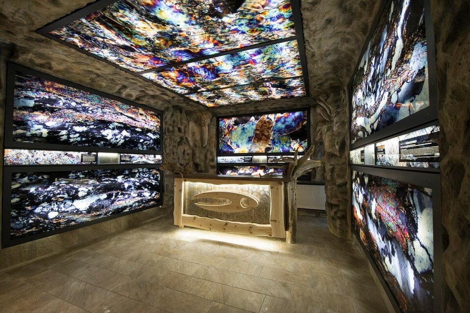 Innenansicht der Sironahöhle im Gebäude des Defregger Heilwassers