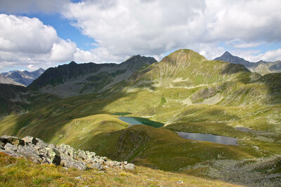 Blick auf die Gritzer Seen in St. Veit im Defereggen an einem leicht bewölkten Sommertag.