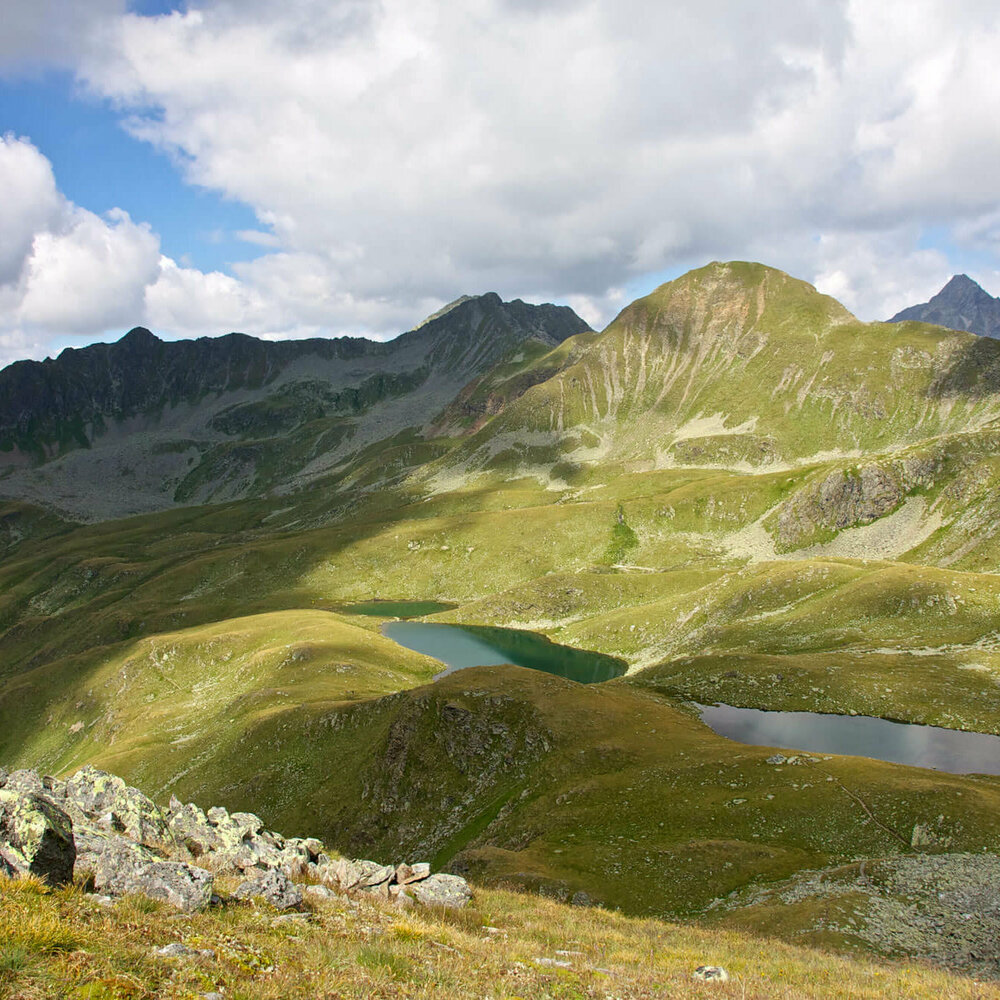 Blick auf die Gritzer Seen in St. Veit im Defereggen an einem leicht bewölkten Sommertag.