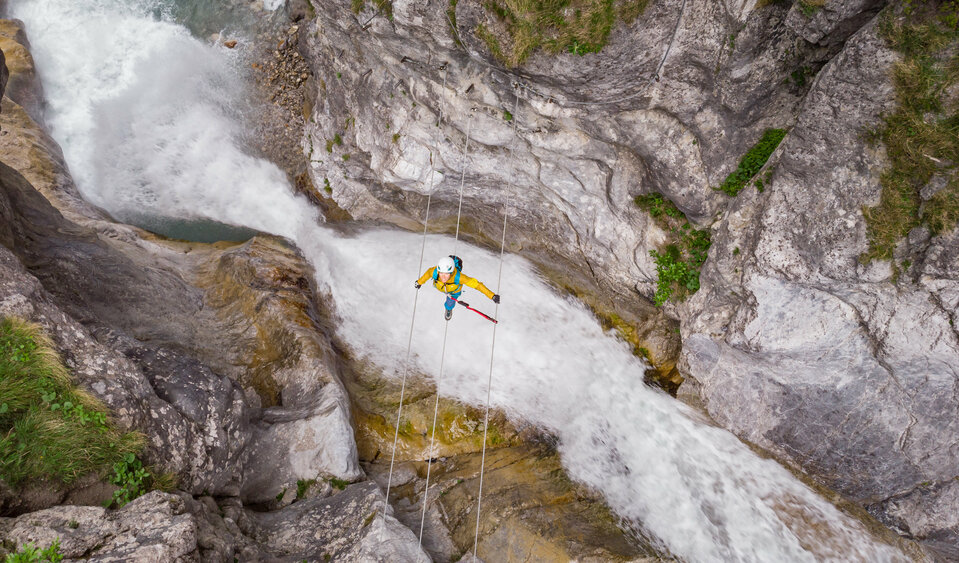 Eine Person steht auf der Seilbrücke am Klettersteig in der Galitzenklamm.