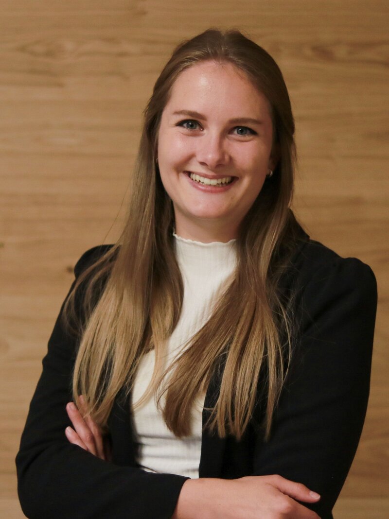 Christina Klammer in weißer Bluse und schwarzem Blazer.