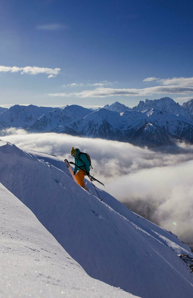 Die Sonne begleitet den Aufstieg zum Freeriden - Skizentrum Sillian Hochpustertal Thurntaler