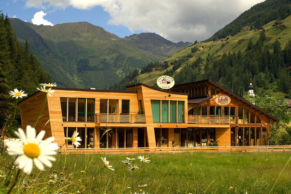 Sommerliche Außenansicht des Gebäudes der "Villgrater Natur" in Innervilgraten