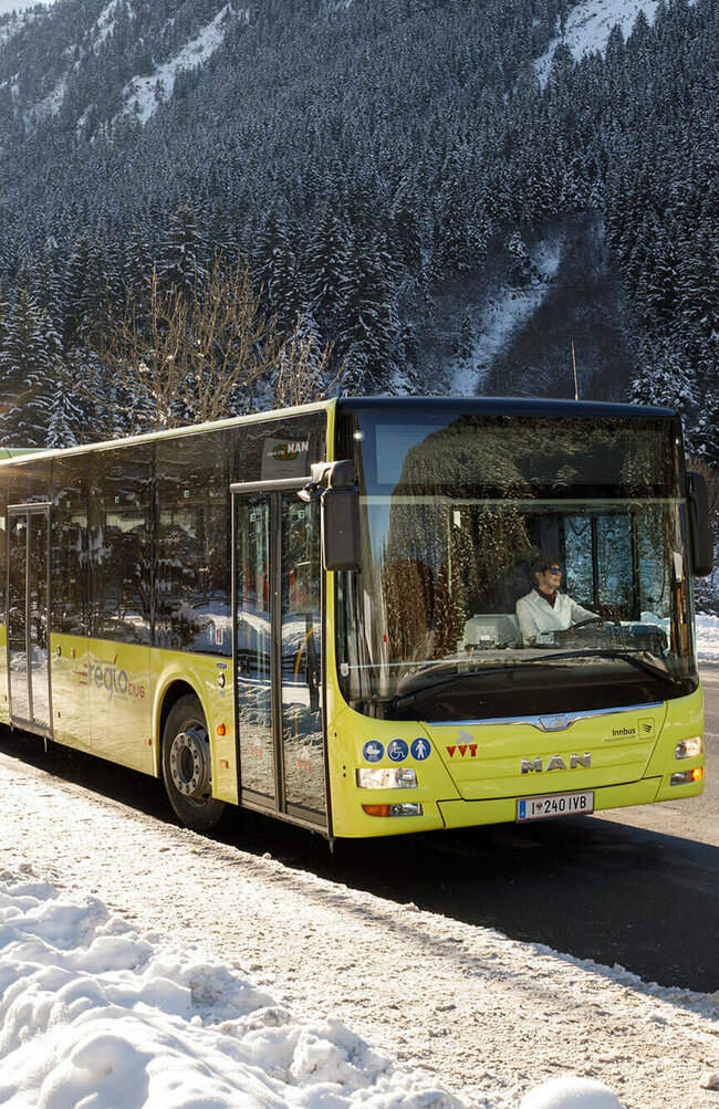 Bus inmitten einer Winterlandschaft.