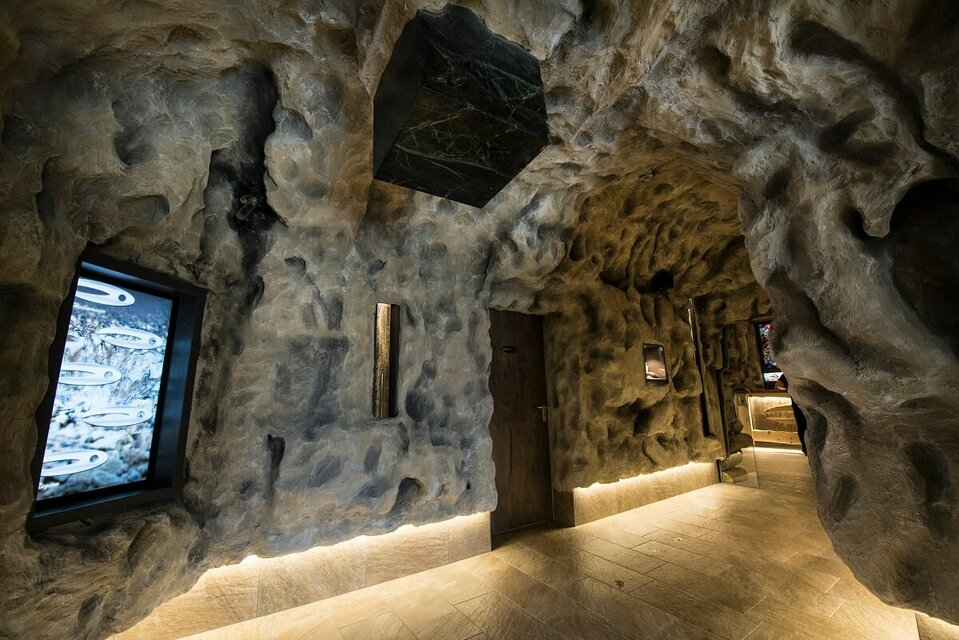 Sirona-Höhle am Defregger Heilwasser-Gebäude in natürlicher Umgebung.