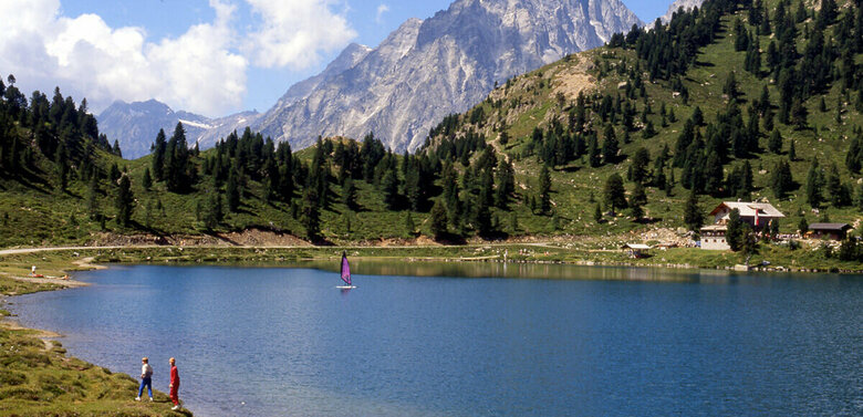 Obersee im Sommer, im Hintergrund sieht man das Gasthaus Obersee