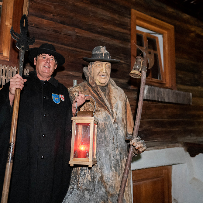 Österreichs einziger, noch aktiver Nachtwächter ist in Obertilliach zu finden. Helmut Egartner sieht zweimal wöchentlich nachts nach dem Rechten im dicht bebauten Ortskern.