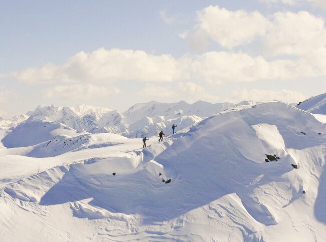 Skitourengeher:innen beim Anstieg in Villgraten