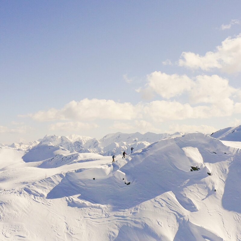 Skitourengeher:innen beim Anstieg in Villgraten