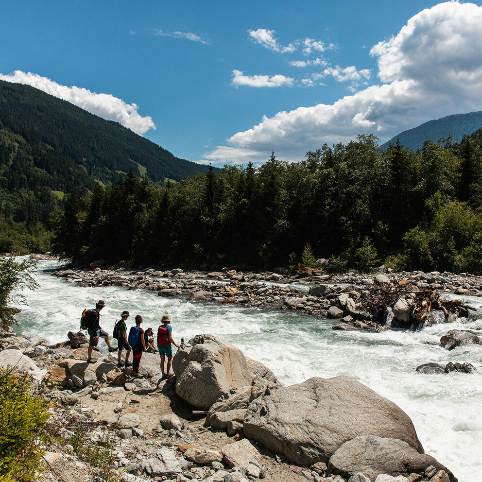 Katarakte im Feld mit Familie