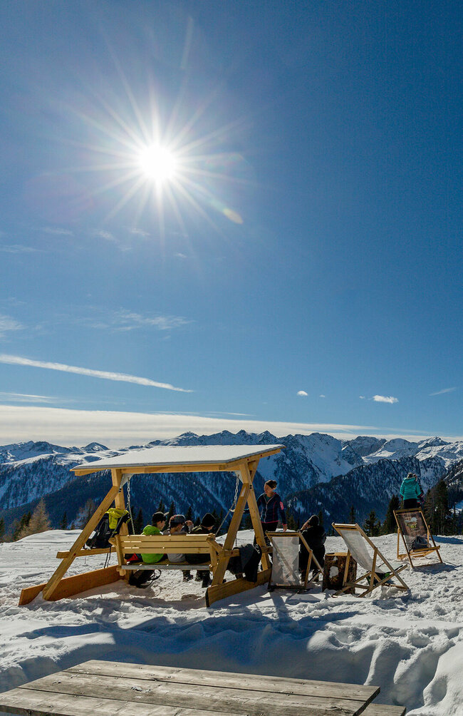 Liegestühle lagen zum Verweilen in der Sonne am Dorfberg ein