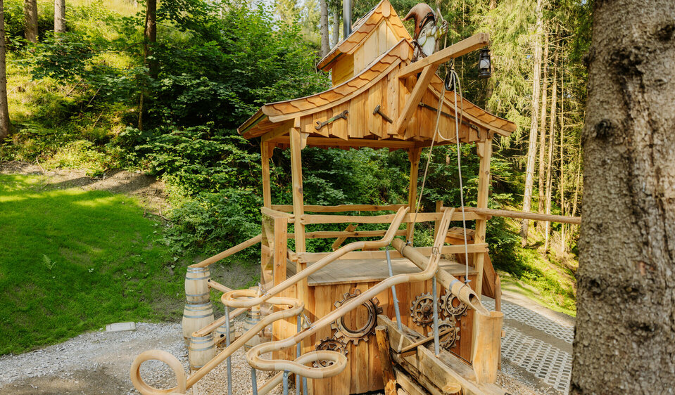 Das Bild zeigt die neue hölzerne Kugelbahn im Wichtelpark Sillian in erfrischender Natur.